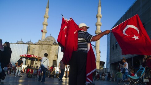 Un homme qui vend des drapeaux turcs en juillet 2016 à Istanbul