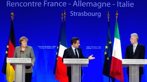 Légende : Angela Merkel, Nicolas Sarkozy et Mario Monti le 24 novembre 2012 à Strasbourg. Photo : Frédéric Maigrot/REA