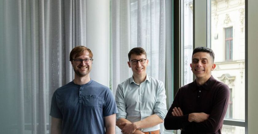 Dennis Just, Johannes Brandstetter et Miks Mikelsons, cofondateurs d'Emmi AI 