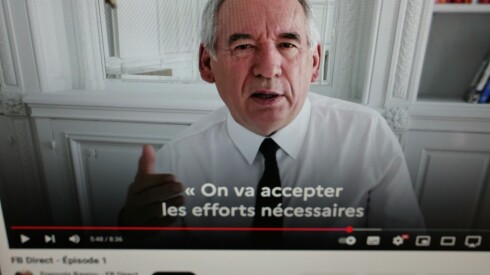 Image captée sur un écran d'ordinateur du premier épisode, sur YouTube, de "FB Direct", du Premier ministre François Bayrou, le 5 août 2025, à Paris