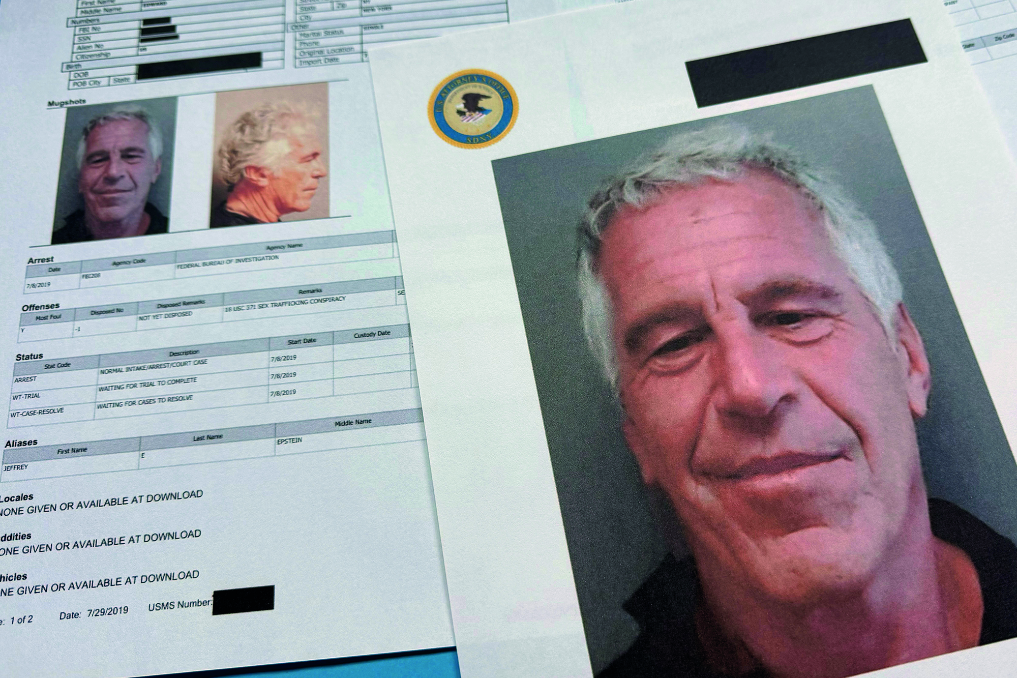 Des e-mails suggestifs et des photos intimes révèlent l'étendue de l'influence de Jeffrey Epstein dans le monde des affaires