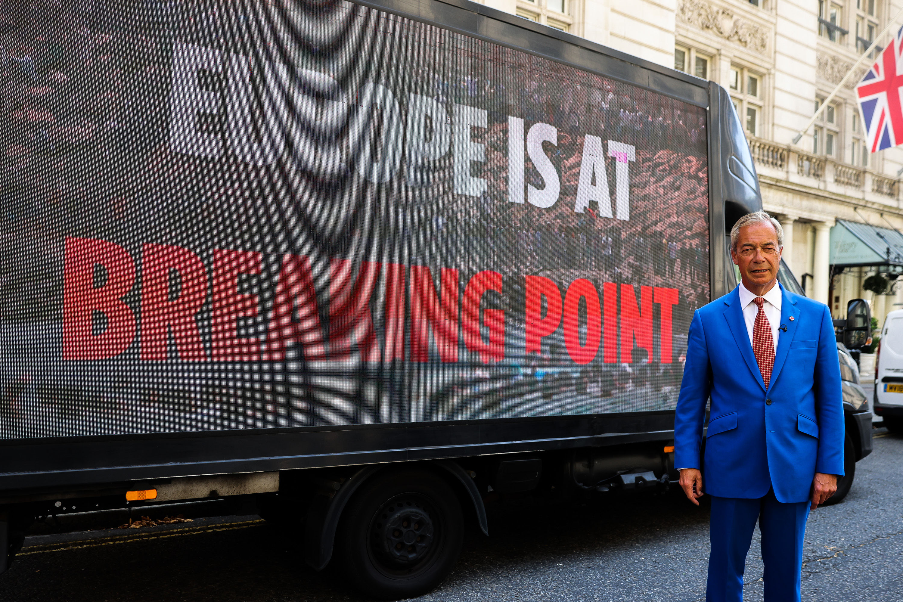 Scandales financiers, mauvais sondages : la fuite en avant de Nigel Farage